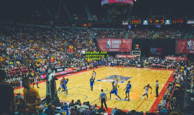 排列5开奖结果_詹姆斯从容暴扣展游刃有余，王者风范再显篮坛