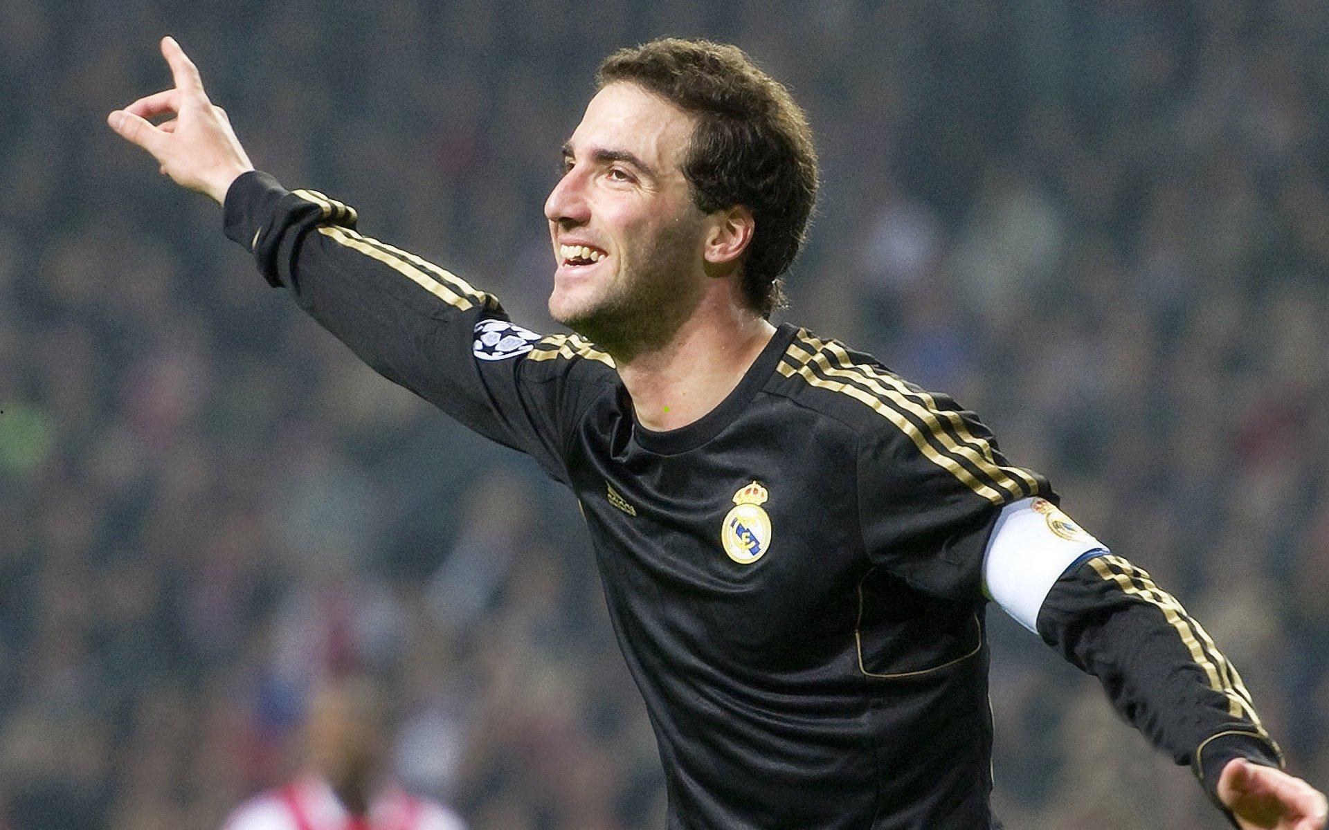 法尔孔赞誉布斯克茨,足球史上最佳防守中场,无声领袖的典范